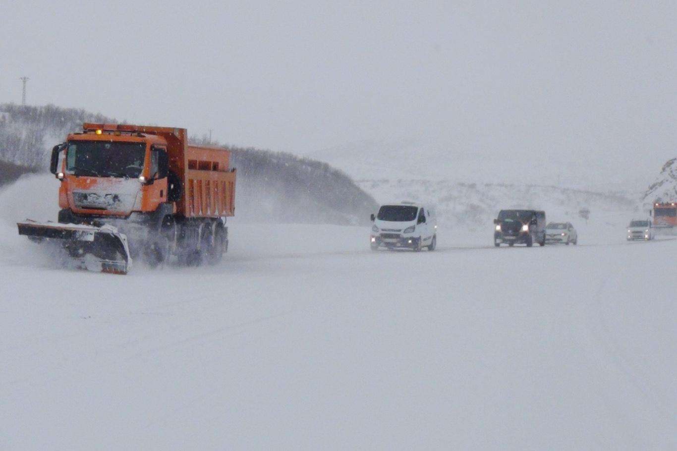 Malatya-Adıyaman kara yolu tır geçişlerine kapatıldı Malatya-Adıyaman kara yolu tır geçişlerine kapatıldı
